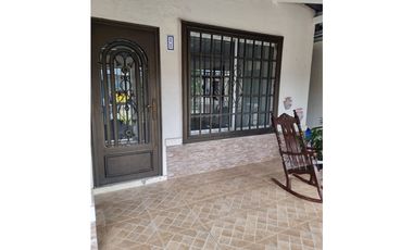 VENDO HERMOSA CASA EN LA 24 DE DICIEMBRE, URB PALO ALTO 3REC 2BA