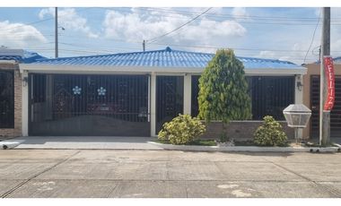VENDO HERMOSA CASA EN LA 24 DE DICIEMBRE, URB PALO ALTO 3REC 2BA