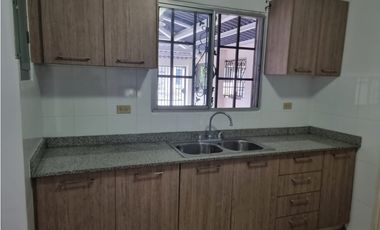VENDO HERMOSA CASA EN LA 24 DE DICIEMBRE, URB PALO ALTO 3REC 2BA
