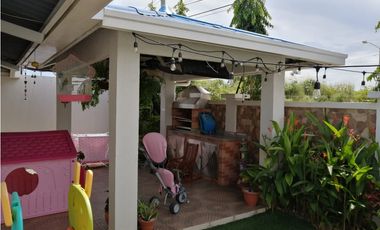 VENDO HERMOSA CASA EN LA 24 DE DICIEMBRE, URB PALO ALTO 3REC 2BA