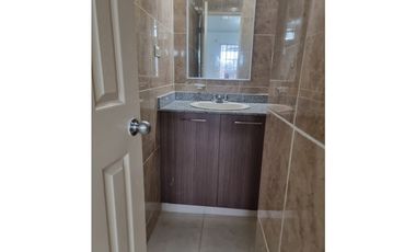 VENDO HERMOSA CASA EN LA 24 DE DICIEMBRE, URB PALO ALTO 3REC 2BA