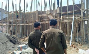 rumah mewah di pinggir jalan utama Universitas Sebelas Maret