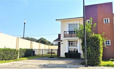 Renta Casa Amueblada en Villas del Campo Calimaya