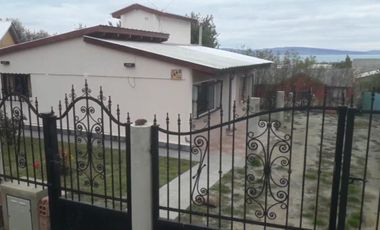 Vivienda ubicada en Barrio Lago Argentino con importante patio, lote cercado de 425 m2, construida con materiales tradicionales.