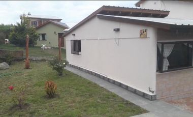 Vivienda ubicada en Barrio Lago Argentino con importante patio, lote cercado de 425 m2, construida con materiales tradicionales.