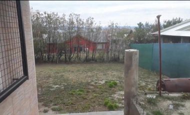 Vivienda ubicada en Barrio Lago Argentino con importante patio, lote cercado de 425 m2, construida con materiales tradicionales.