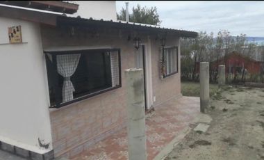 Vivienda ubicada en Barrio Lago Argentino con importante patio, lote cercado de 425 m2, construida con materiales tradicionales.