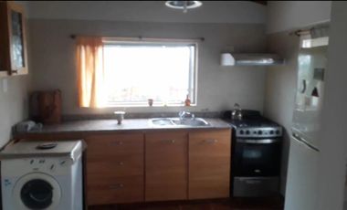 Vivienda ubicada en Barrio Lago Argentino con importante patio, lote cercado de 425 m2, construida con materiales tradicionales.