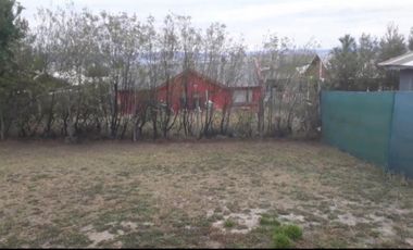 Vivienda ubicada en Barrio Lago Argentino con importante patio, lote cercado de 425 m2, construida con materiales tradicionales.