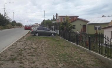 Vivienda ubicada en Barrio Lago Argentino con importante patio, lote cercado de 425 m2, construida con materiales tradicionales.