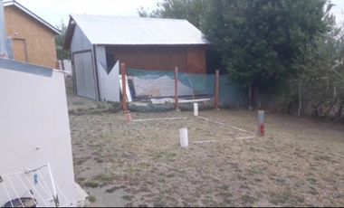 Vivienda ubicada en Barrio Lago Argentino con importante patio, lote cercado de 425 m2, construida con materiales tradicionales.