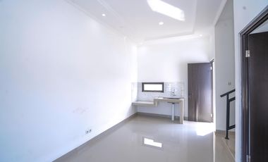 Rumah SHM 2 Lt Hadap Timur 10 Mnt ke RS Citra Medika Depok J-34093