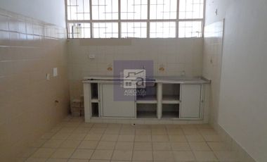 COD. 5753 - SE ARRIENDA CASA - BARRIO: CONUCOS