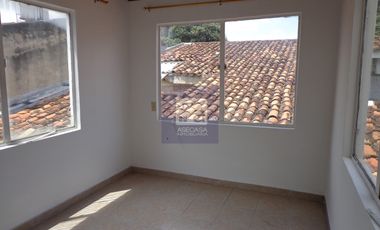 COD. 5753 - SE ARRIENDA CASA - BARRIO: CONUCOS