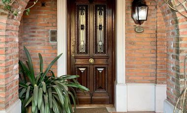 Propiedad ubicada en el centro de Burzaco, a 150 metros  de la estación. IDEAL 2  FAMILIAS.