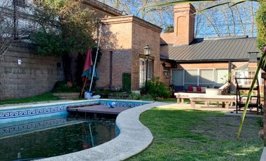 Propiedad ubicada en el centro de Burzaco, a 150 metros  de la estación. IDEAL 2  FAMILIAS.