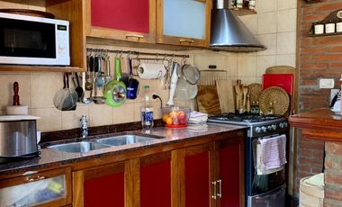 Propiedad ubicada en el centro de Burzaco, a 150 metros  de la estación. IDEAL 2  FAMILIAS.