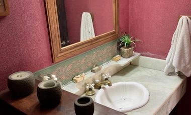 Propiedad ubicada en el centro de Burzaco, a 150 metros  de la estación. IDEAL 2  FAMILIAS.