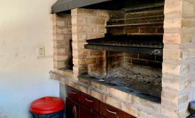 Propiedad ubicada en el centro de Burzaco, a 150 metros  de la estación. IDEAL 2  FAMILIAS.