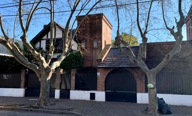 Propiedad ubicada en el centro de Burzaco, a 150 metros  de la estación. IDEAL 2  FAMILIAS.