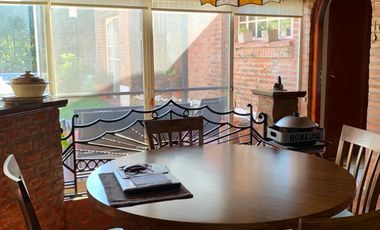 Propiedad ubicada en el centro de Burzaco, a 150 metros  de la estación. IDEAL 2  FAMILIAS.