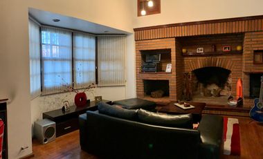 Propiedad ubicada en el centro de Burzaco, a 150 metros  de la estación. IDEAL 2  FAMILIAS.