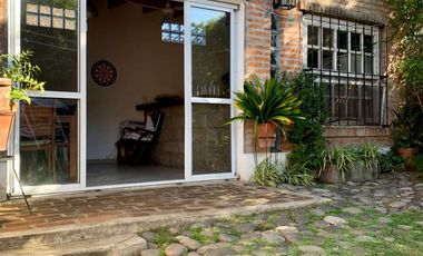 Propiedad ubicada en el centro de Burzaco, a 150 metros  de la estación. IDEAL 2  FAMILIAS.