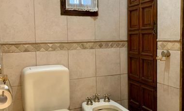 Propiedad ubicada en el centro de Burzaco, a 150 metros  de la estación. IDEAL 2  FAMILIAS.