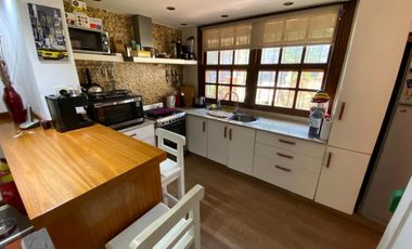 Propiedad ubicada en el centro de Burzaco, a 150 metros  de la estación. IDEAL 2  FAMILIAS.