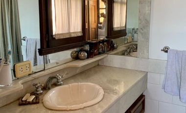 Propiedad ubicada en el centro de Burzaco, a 150 metros  de la estación. IDEAL 2  FAMILIAS.