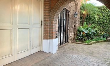 Propiedad ubicada en el centro de Burzaco, a 150 metros  de la estación. IDEAL 2  FAMILIAS.