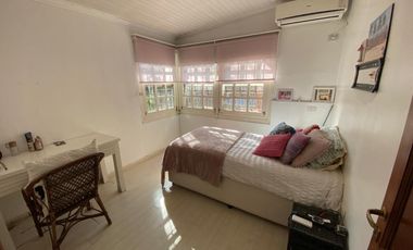 Propiedad ubicada en el centro de Burzaco, a 150 metros  de la estación. IDEAL 2  FAMILIAS.