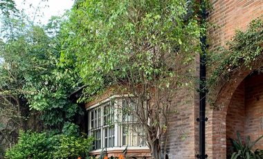 Propiedad ubicada en el centro de Burzaco, a 150 metros  de la estación. IDEAL 2  FAMILIAS.