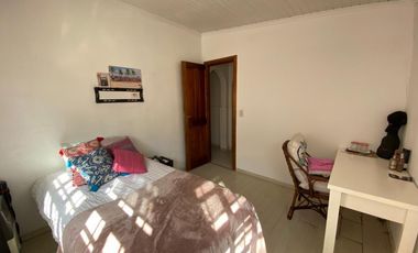 Propiedad ubicada en el centro de Burzaco, a 150 metros  de la estación. IDEAL 2  FAMILIAS.