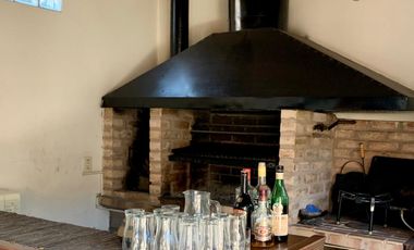 Propiedad ubicada en el centro de Burzaco, a 150 metros  de la estación. IDEAL 2  FAMILIAS.