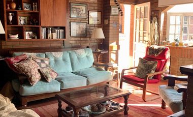 Propiedad ubicada en el centro de Burzaco, a 150 metros  de la estación. IDEAL 2  FAMILIAS.