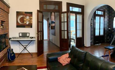 Propiedad ubicada en el centro de Burzaco, a 150 metros  de la estación. IDEAL 2  FAMILIAS.