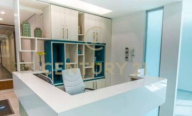 ARRIENDO OFICINA SEMI AMOBLADA EN EDIFICIO NEO CENTRO – IDEAL CENTRO MÉDICO