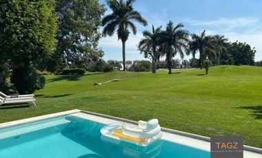 Venta moderna casa Cuernavaca Paraiso Country Club sobre campo de golf