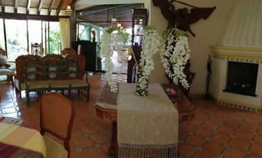 BONITA CASA EN VENTA, ESTILO COLONIAL, FRACCIONAMIENTO SAN GASPAR, VIGILANCIA.