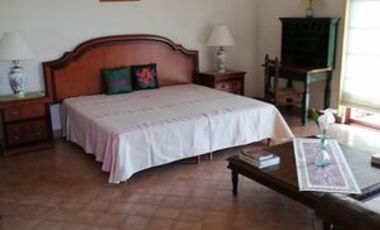 BONITA CASA EN VENTA, ESTILO COLONIAL, FRACCIONAMIENTO SAN GASPAR, VIGILANCIA.