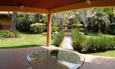 BONITA CASA EN VENTA, ESTILO COLONIAL, FRACCIONAMIENTO SAN GASPAR, VIGILANCIA.