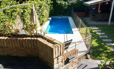 Vicente López - Sólido Chalet de 6 amb en 3 Plantas .- Amplio jardín, con Piscina!