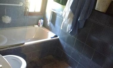 Vicente López - Sólido Chalet de 6 amb en 3 Plantas .- Amplio jardín, con Piscina!