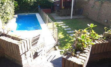 Vicente López - Sólido Chalet de 6 amb en 3 Plantas .- Amplio jardín, con Piscina!