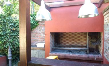 Vicente López - Sólido Chalet de 6 amb en 3 Plantas .- Amplio jardín, con Piscina!