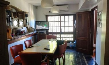 Vicente López - Sólido Chalet de 6 amb en 3 Plantas .- Amplio jardín, con Piscina!