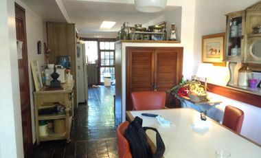 Vicente López - Sólido Chalet de 6 amb en 3 Plantas .- Amplio jardín, con Piscina!