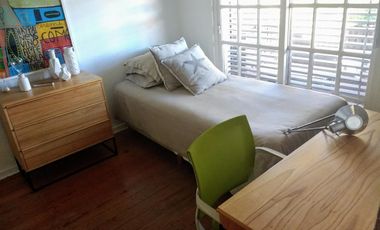 Vicente López - Sólido Chalet de 6 amb en 3 Plantas .- Amplio jardín, con Piscina!