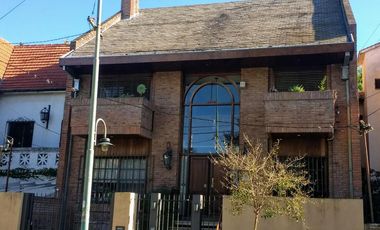 Vicente López - Sólido Chalet de 6 amb en 3 Plantas .- Amplio jardín, con Piscina!